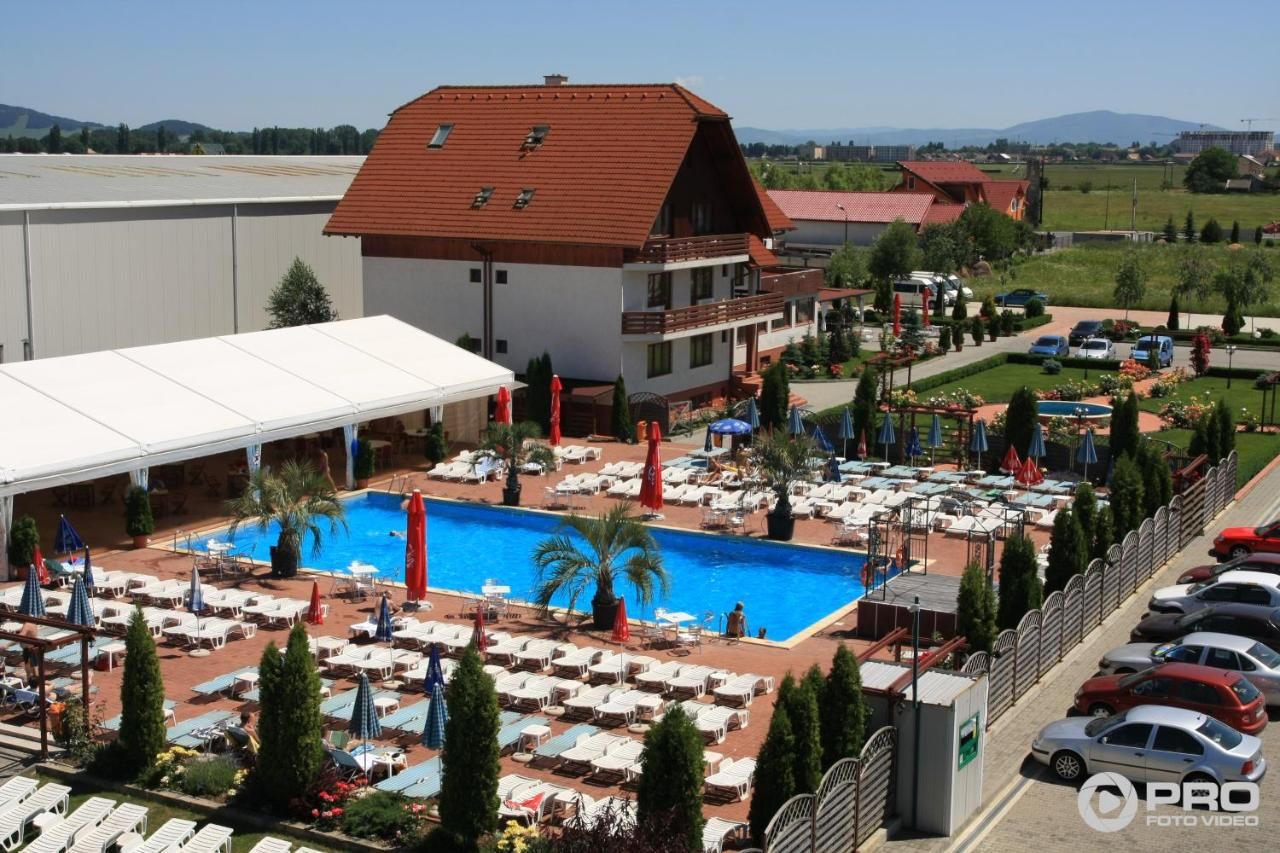 Отель Hotel Garden Club Брашов