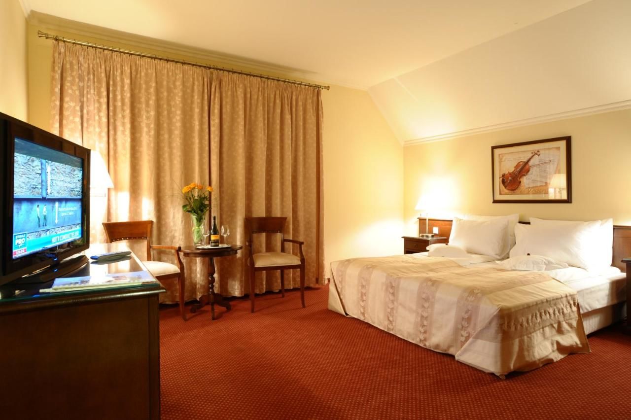 Отель Hotel Garden Club Брашов