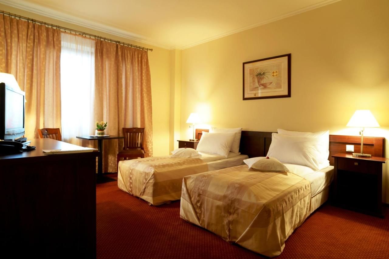 Отель Hotel Garden Club Брашов