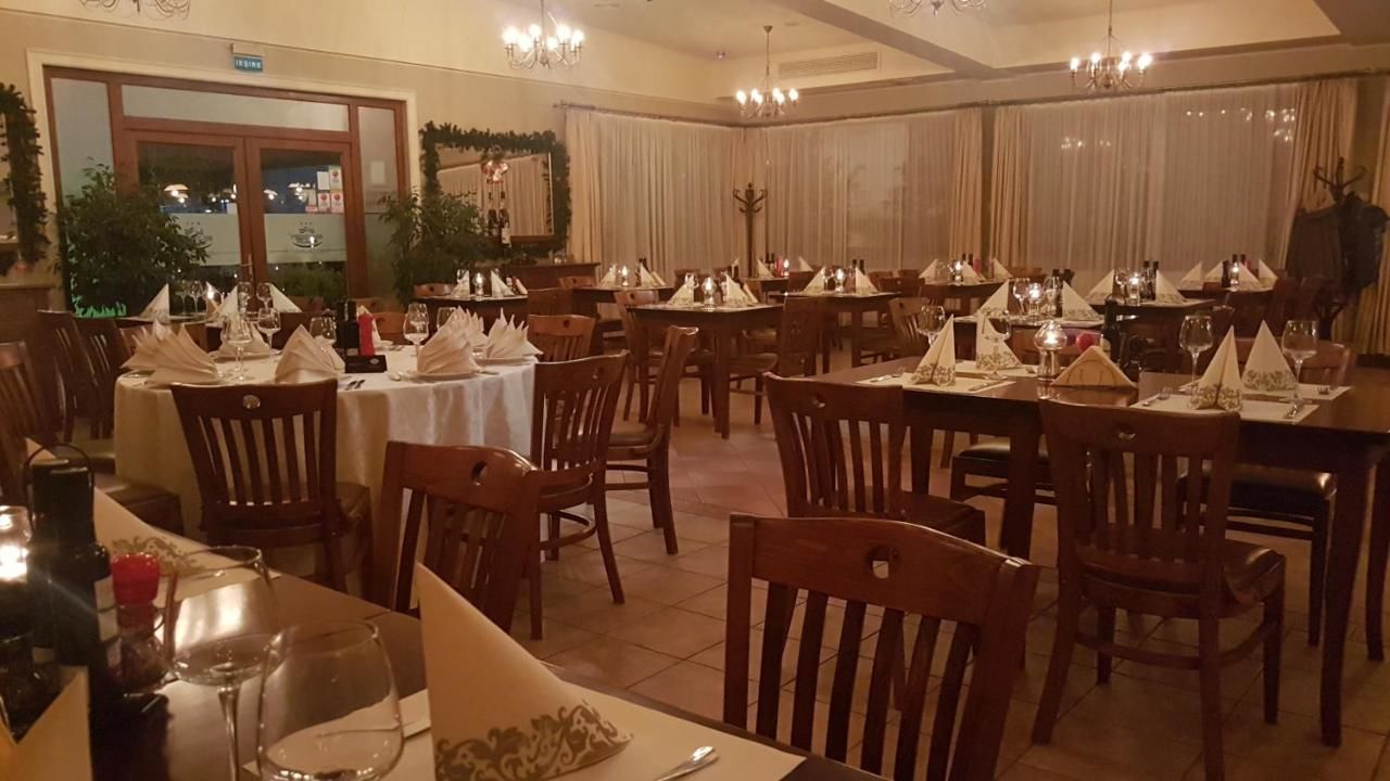 Отель Hotel Garden Club Брашов-46