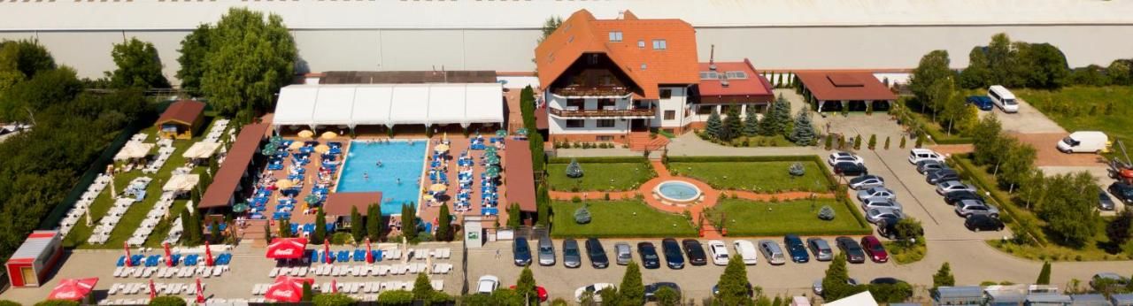 Отель Hotel Garden Club Брашов-47