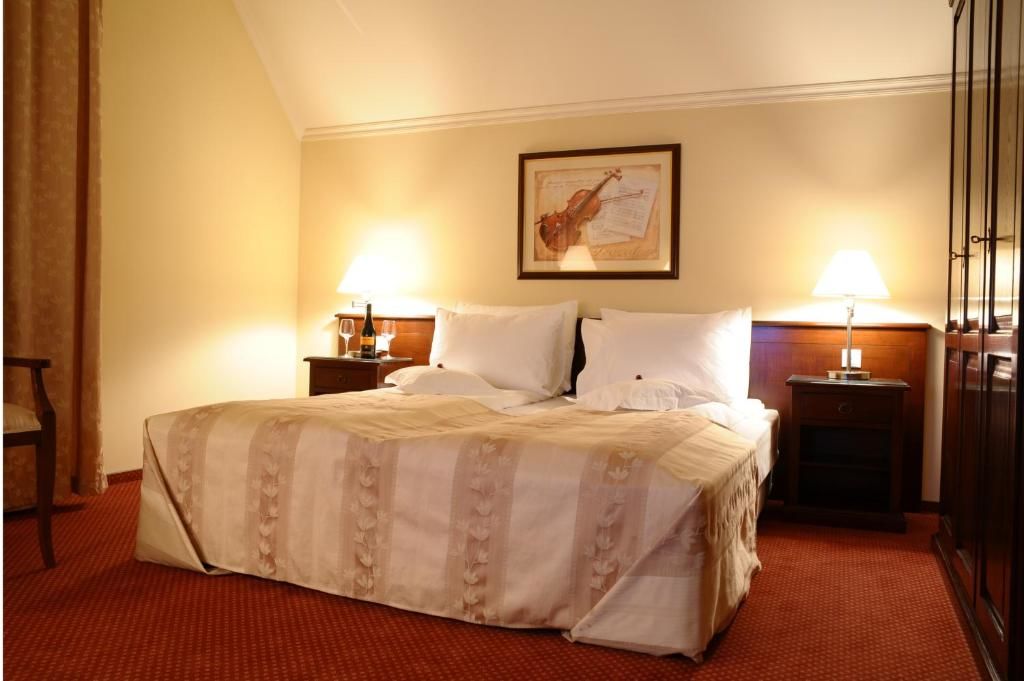 Отель Hotel Garden Club Брашов