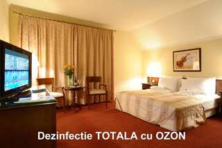 Отель Hotel Garden Club Брашов Улучшенный двухместный номер с 1 кроватью или 2 отдельными кроватями-1