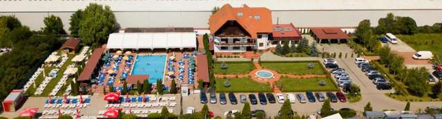 Отель Hotel Garden Club Брашов-46